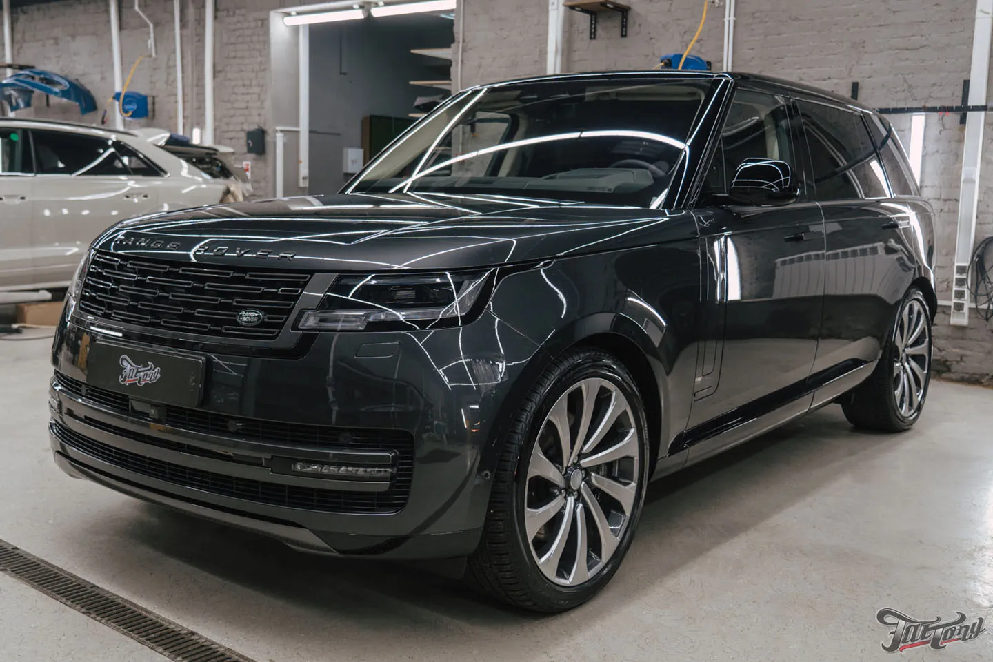 Защитили Range Rover Autobiography прозрачным глянцевым полиуретаном и оклеили панель и экран в салоне